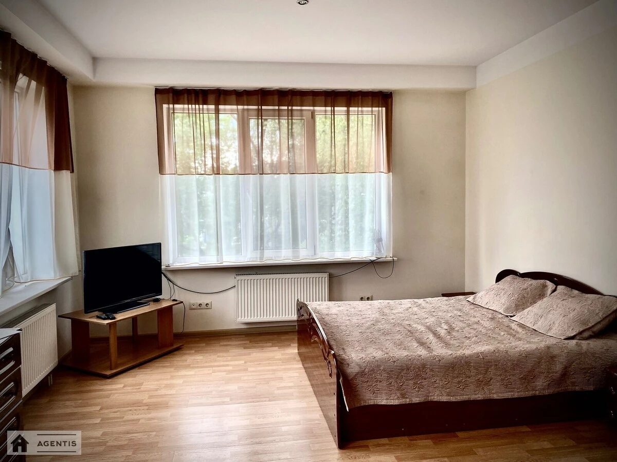 Сдам квартиру 1 комната, 44 m², 3 эт./4 этажа. 15, Депутатская 15, Киев. 