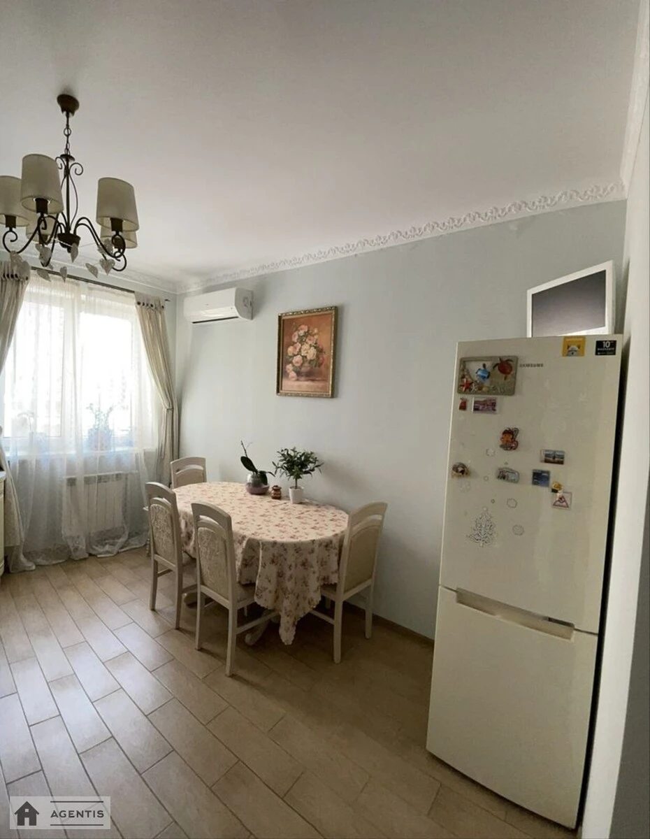 Apartment for rent 3 rooms, 90 m², 4th fl./22 floors. Obolonskyy rayon, Kyiv. 