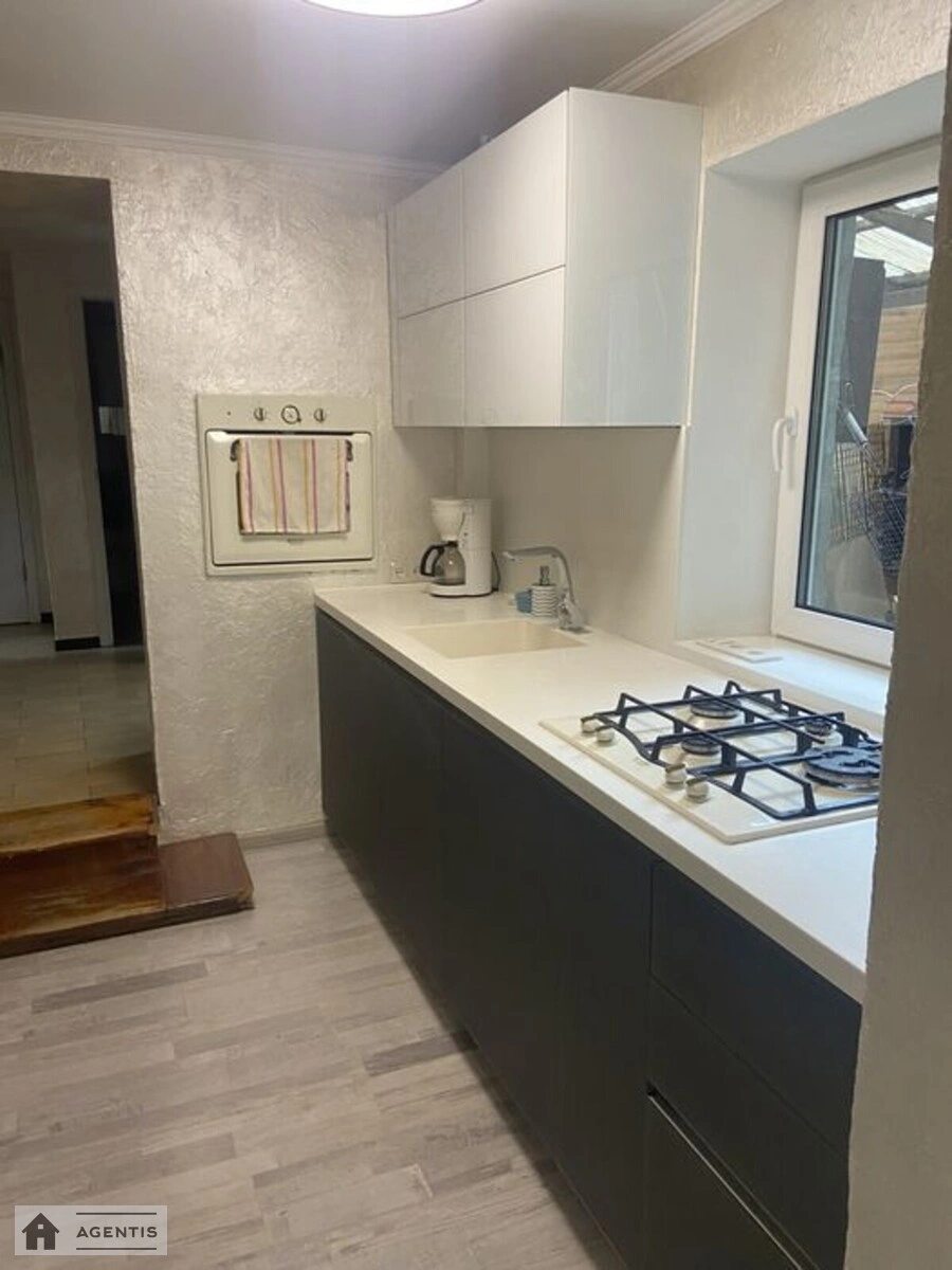 Сдам квартиру 2 комнаты, 70 m², 1 эт./2 этажа. Науки, Киев. 