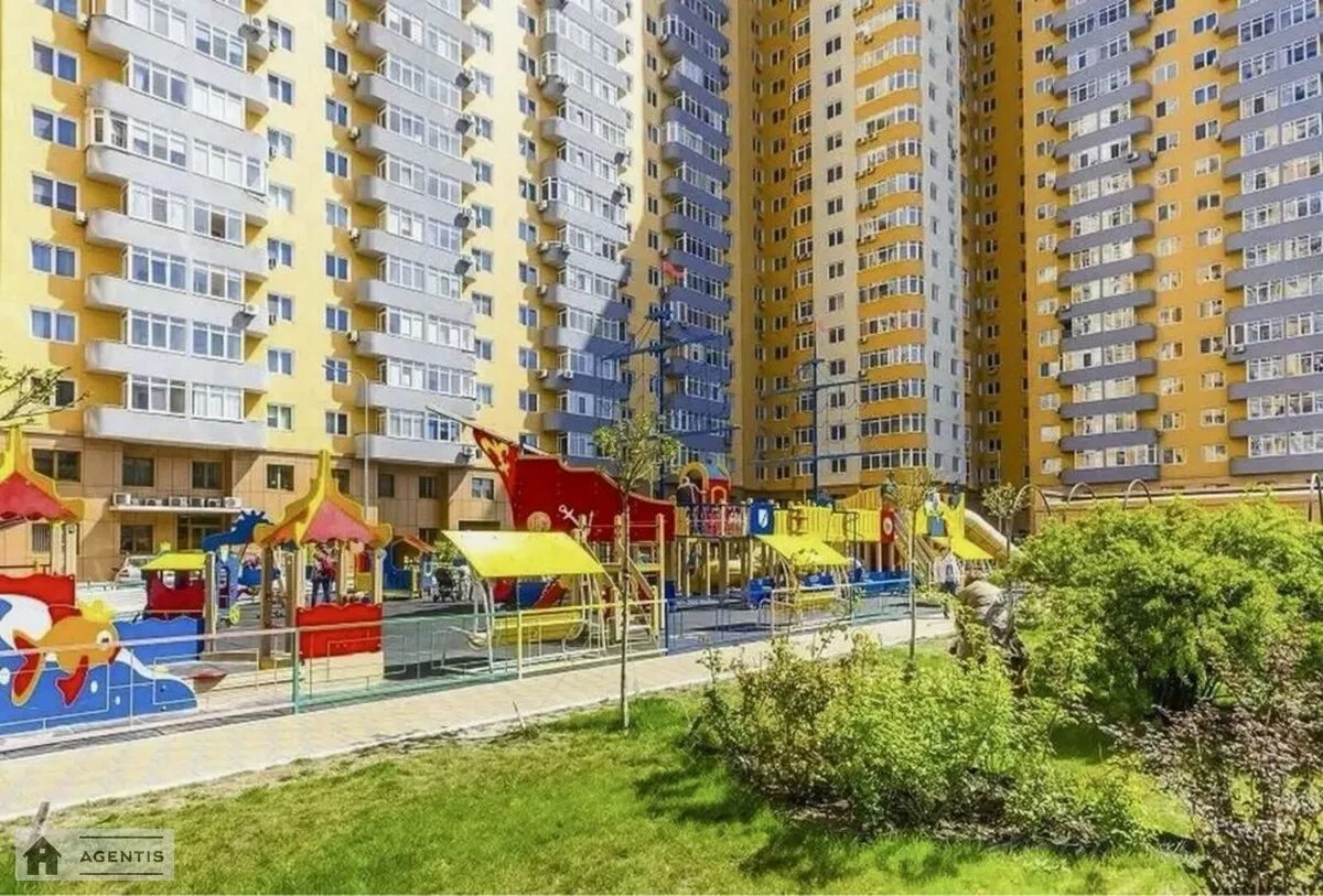 Здам квартиру 3 кімнати, 90 m², 4 пов./25 поверхів. 5, Юрія Кондратюка вул., Київ. 