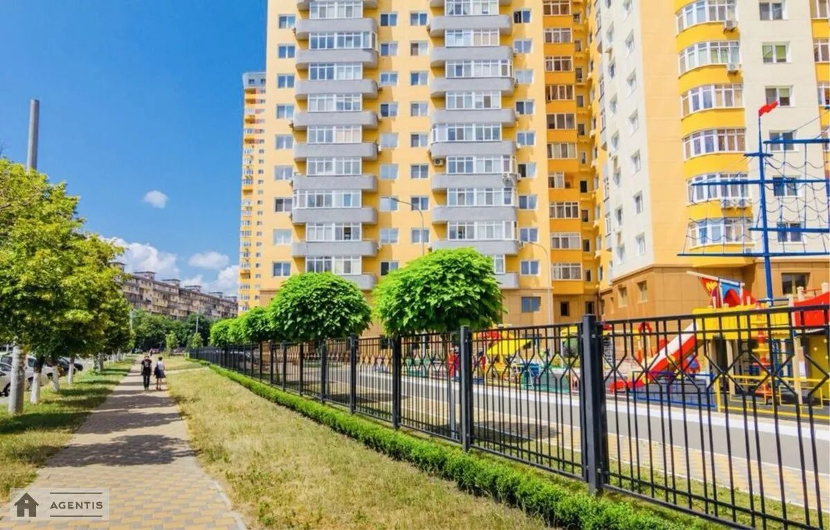 Сдам квартиру 3 комнаты, 90 m², 4 эт./25 этажей. 5, Юрія Кондратюка вул., Киев. 