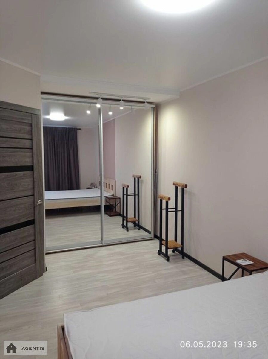 Сдам квартиру 1 комната, 37 m², 25 эт./27 этажей. Вишняковская 4, Киев. 