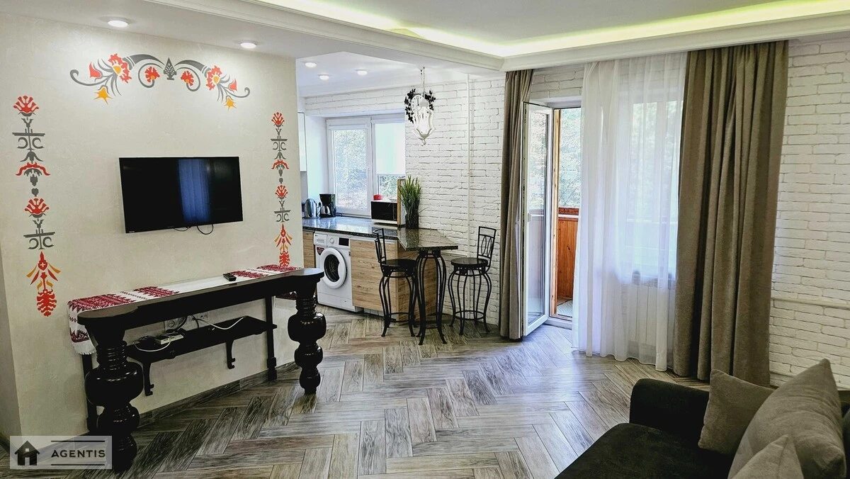 Сдам квартиру 2 комнаты, 42 m², 3 эт./9 этажей. 2, Леси Украинки 2, Киев. 