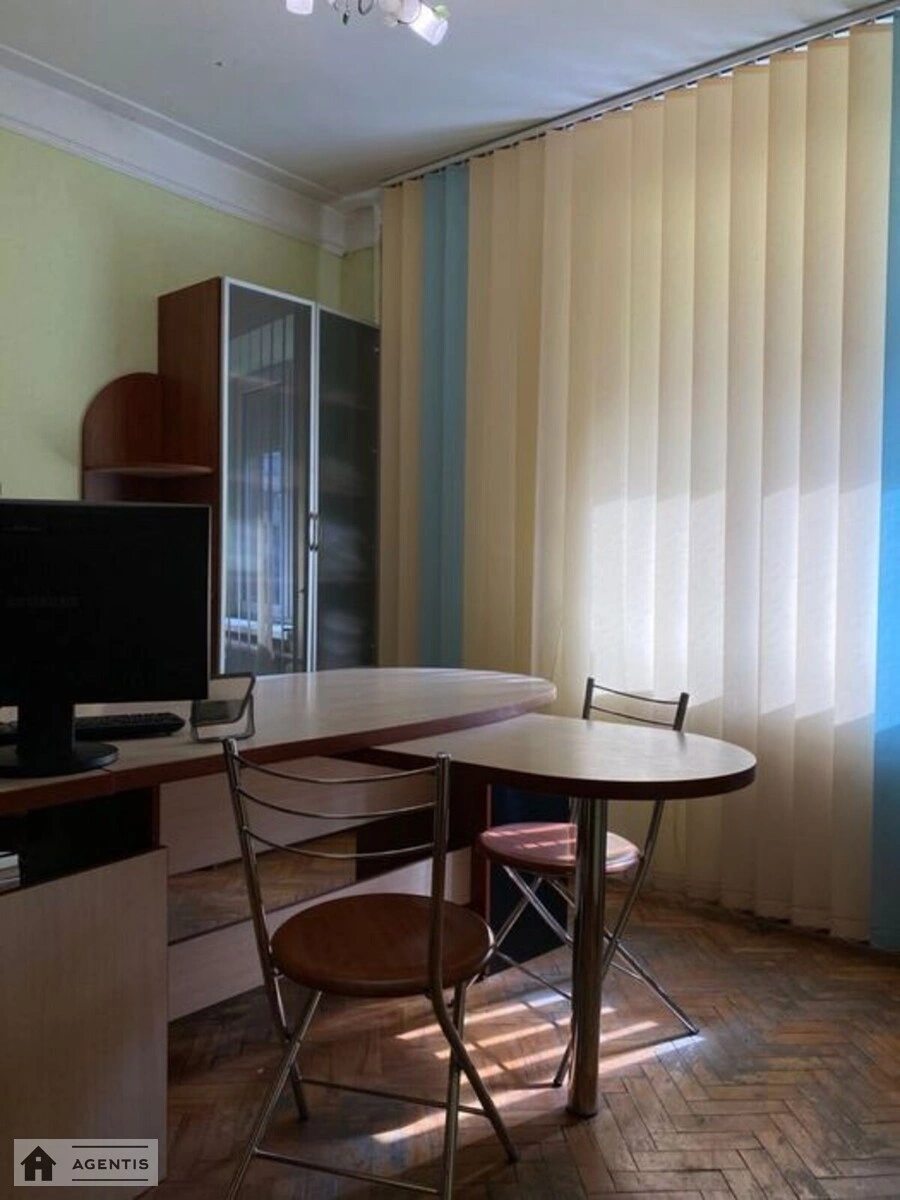 Apartment for rent 3 rooms, 46 m², 2nd fl./5 floors. Pecherskyy rayon, Kyiv. 