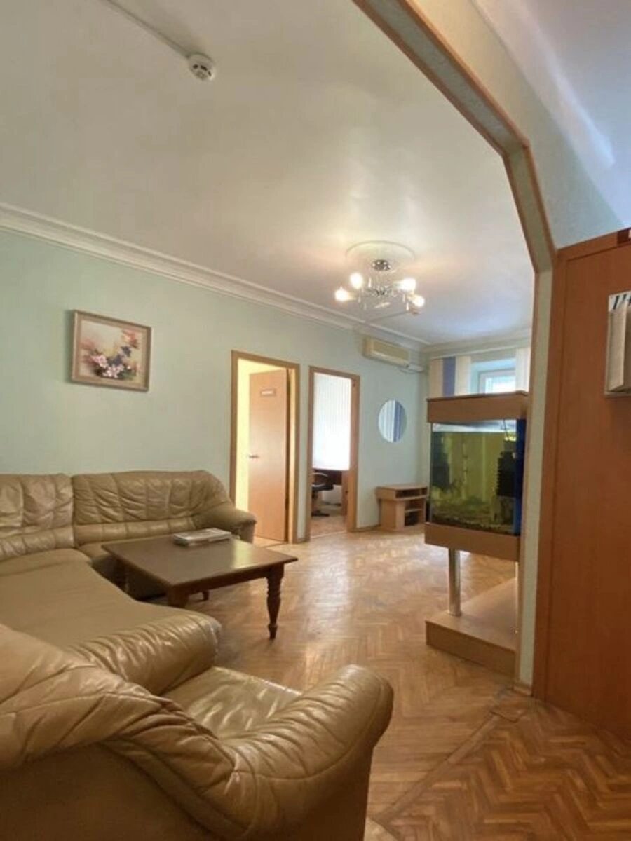 Apartment for rent 3 rooms, 46 m², 2nd fl./5 floors. Pecherskyy rayon, Kyiv. 