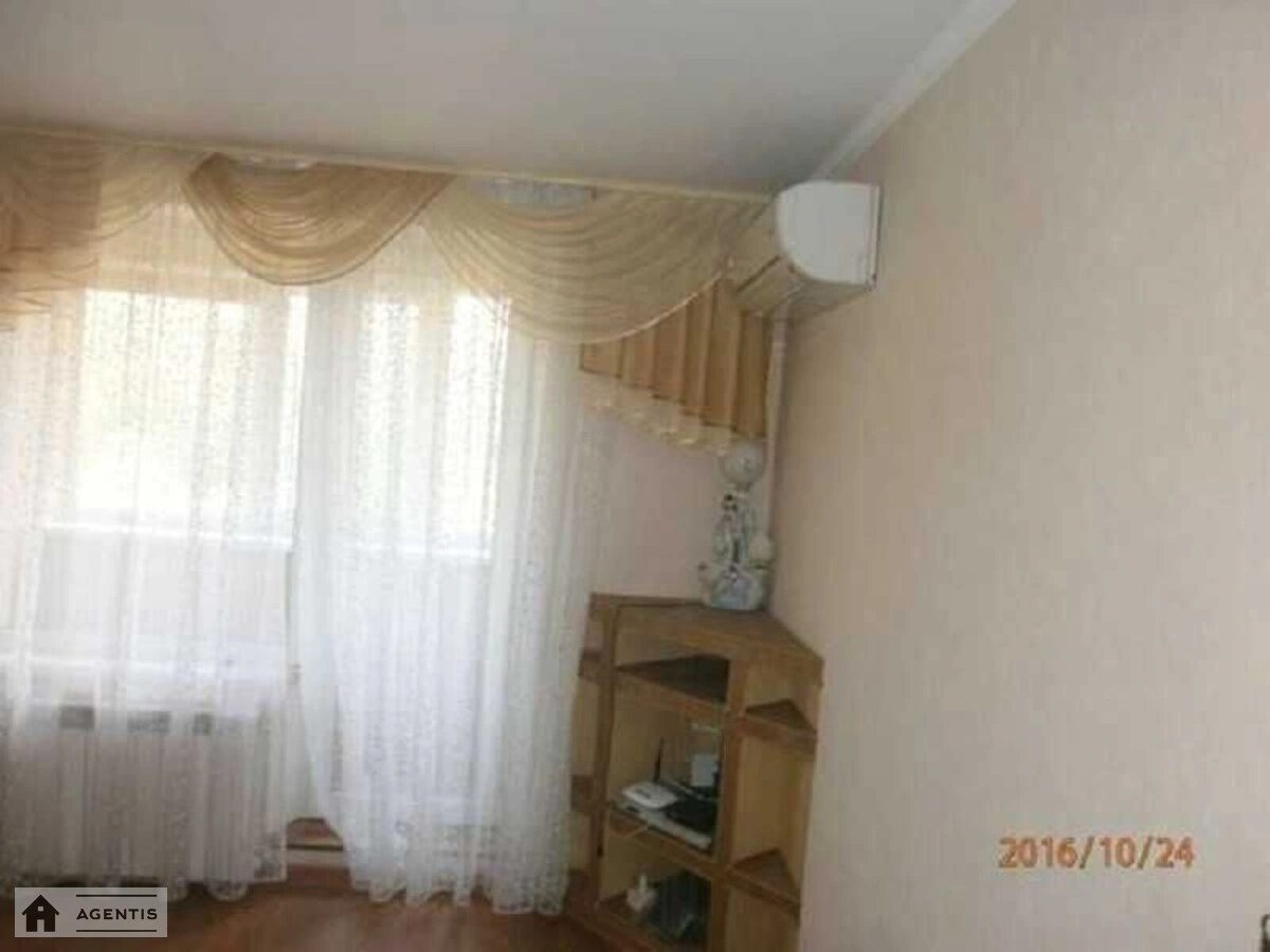 Apartment for rent 3 rooms, 70 m², 6th fl./16 floors. 2, Mykoly Ushakova vul., Kyiv. 