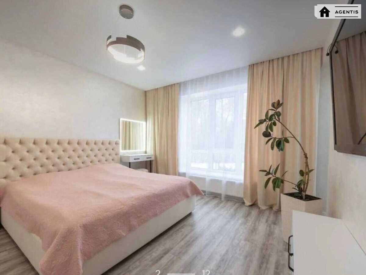 Сдам квартиру 2 комнаты, 65 m², 1 эт./10 этажей. 27, Метрологическая 27, Киев. 