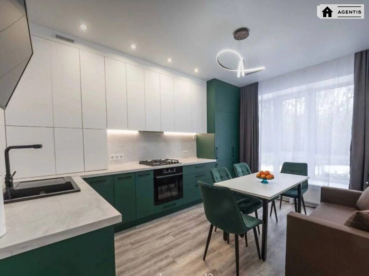 Сдам квартиру 2 комнаты, 65 m², 1 эт./10 этажей. 27, Метрологическая 27, Киев. 