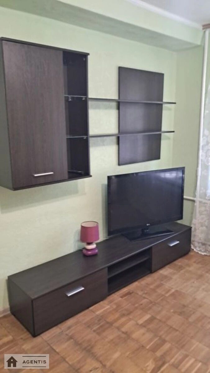 Сдам квартиру 2 комнаты, 45 m², 1 эт./9 этажей. Соломянська вул., Киев. 