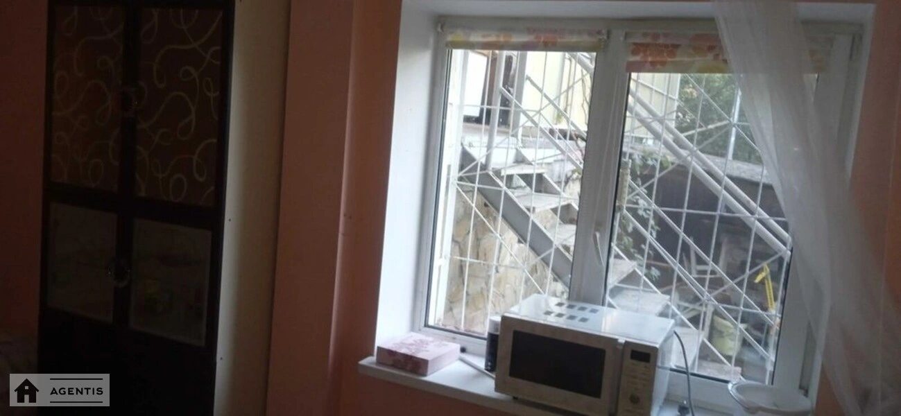 Apartment for rent 2 rooms, 80 m², 1st fl./2 floors. Podilskyy rayon, Kyiv. 