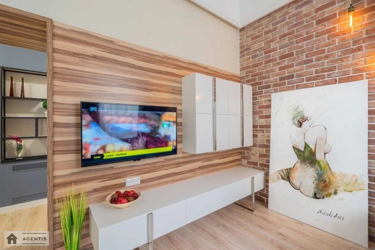 Сдам квартиру 3 комнаты, 29 m², 2 эт./4 этажа. Печерский район, Киев. 