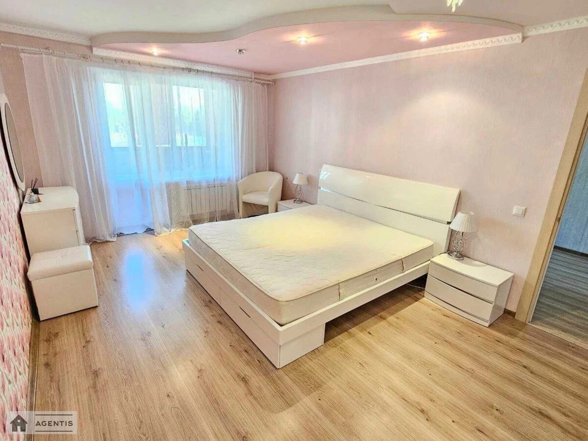 Сдам квартиру 3 комнаты, 75 m², 8 эт./10 этажей. 5, Моторный 5, Киев. 