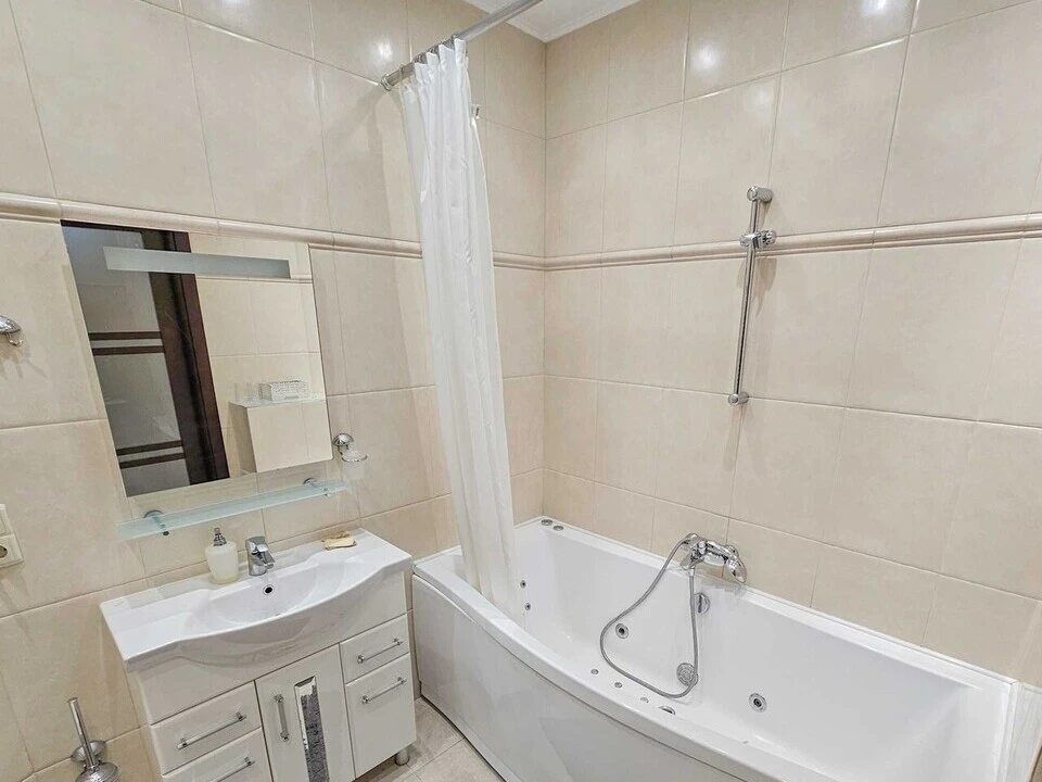 Здам квартиру 2 кімнати, 80 m², 5 пов./25 поверхів. Феодосійський, Київ. 