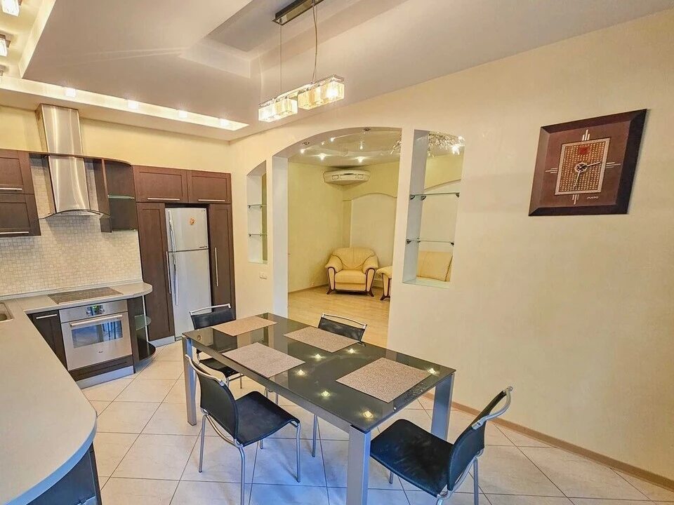 Сдам квартиру 2 комнаты, 80 m², 5 эт./25 этажей. Феодосийский, Киев. 