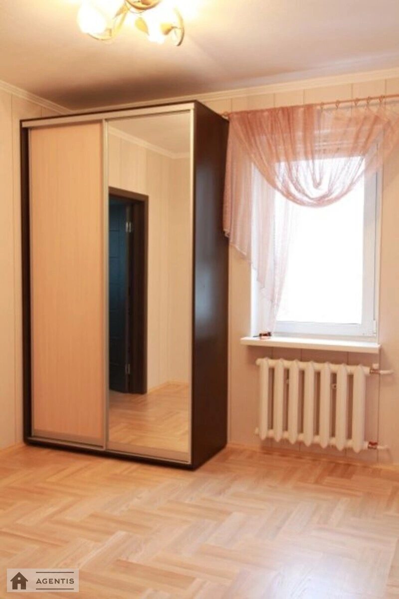 Сдам квартиру 2 комнаты, 71 m², 11 эт./16 этажей. 12, Драгоманова 12, Киев. 