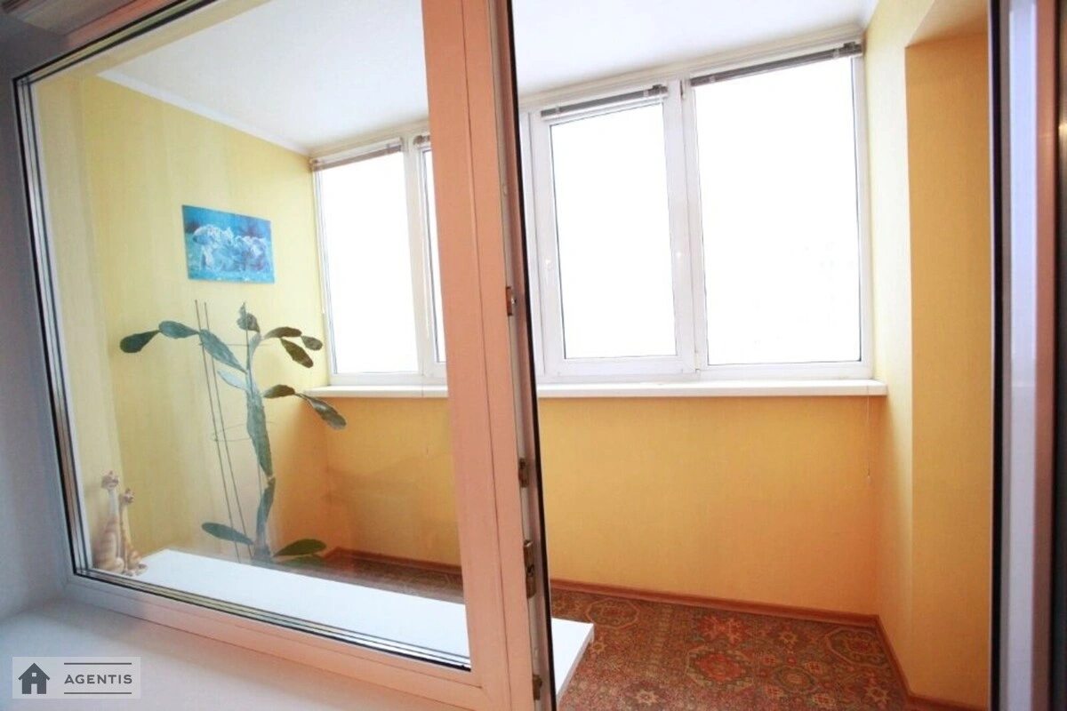 Сдам квартиру 2 комнаты, 71 m², 11 эт./16 этажей. 12, Драгоманова 12, Киев. 