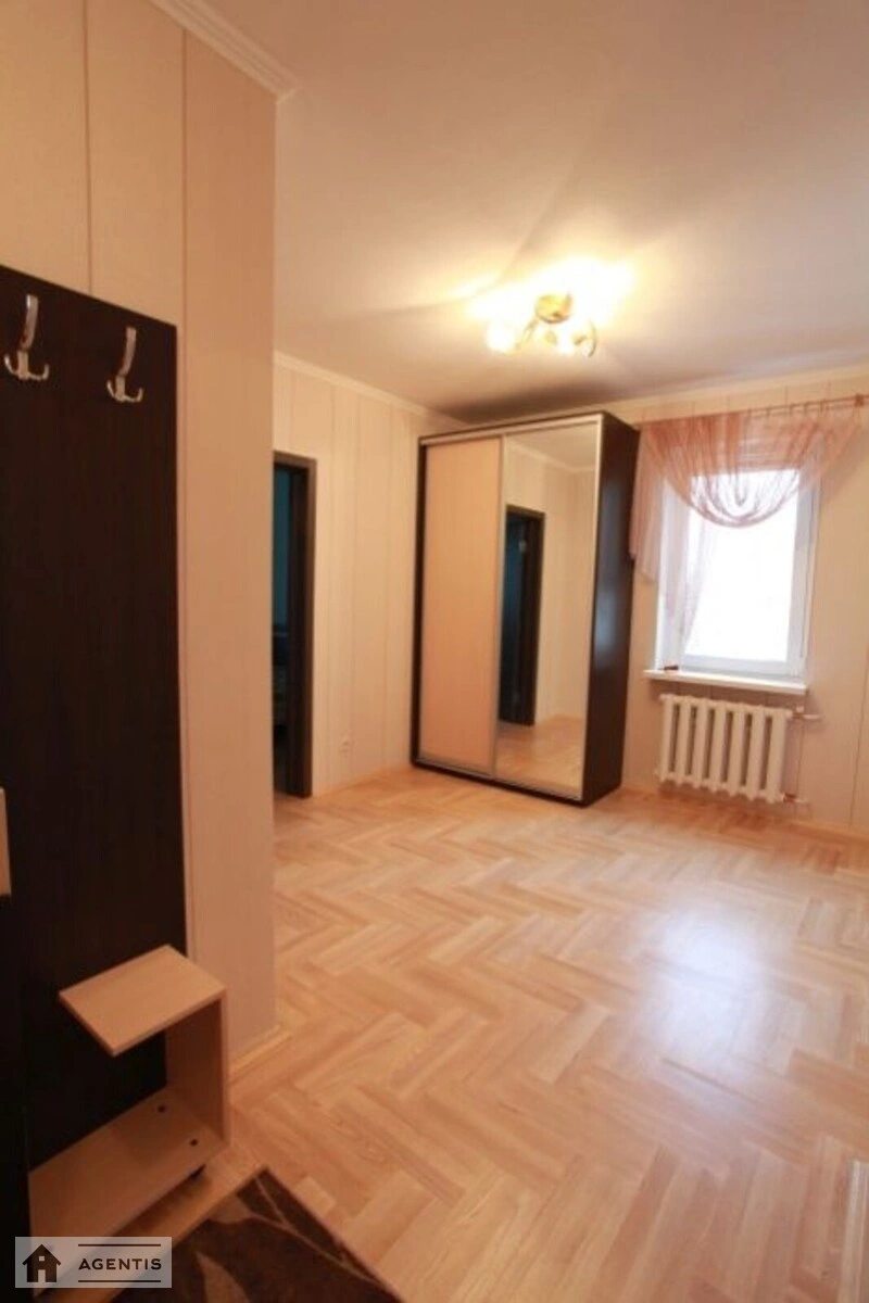 Сдам квартиру 2 комнаты, 71 m², 11 эт./16 этажей. 12, Драгоманова 12, Киев. 