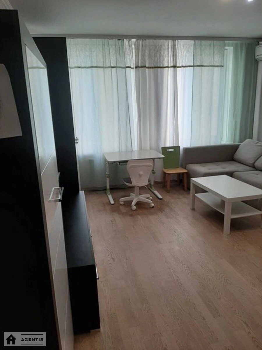 Сдам квартиру 2 комнаты, 52 m², 7 эт./17 этажей. 40, Клавдиевская 40, Киев. 