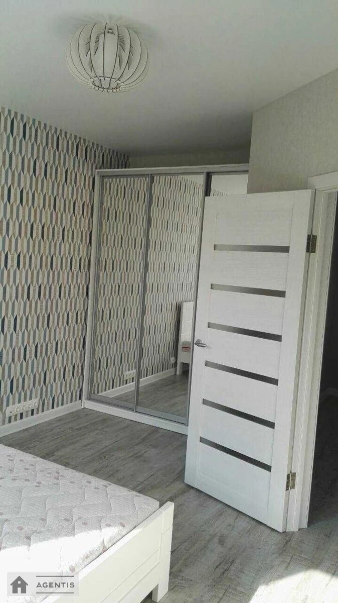 Здам квартиру 1 кімната, 48 m², 3 пов./12 поверхів. Нивська вул., Київ. 