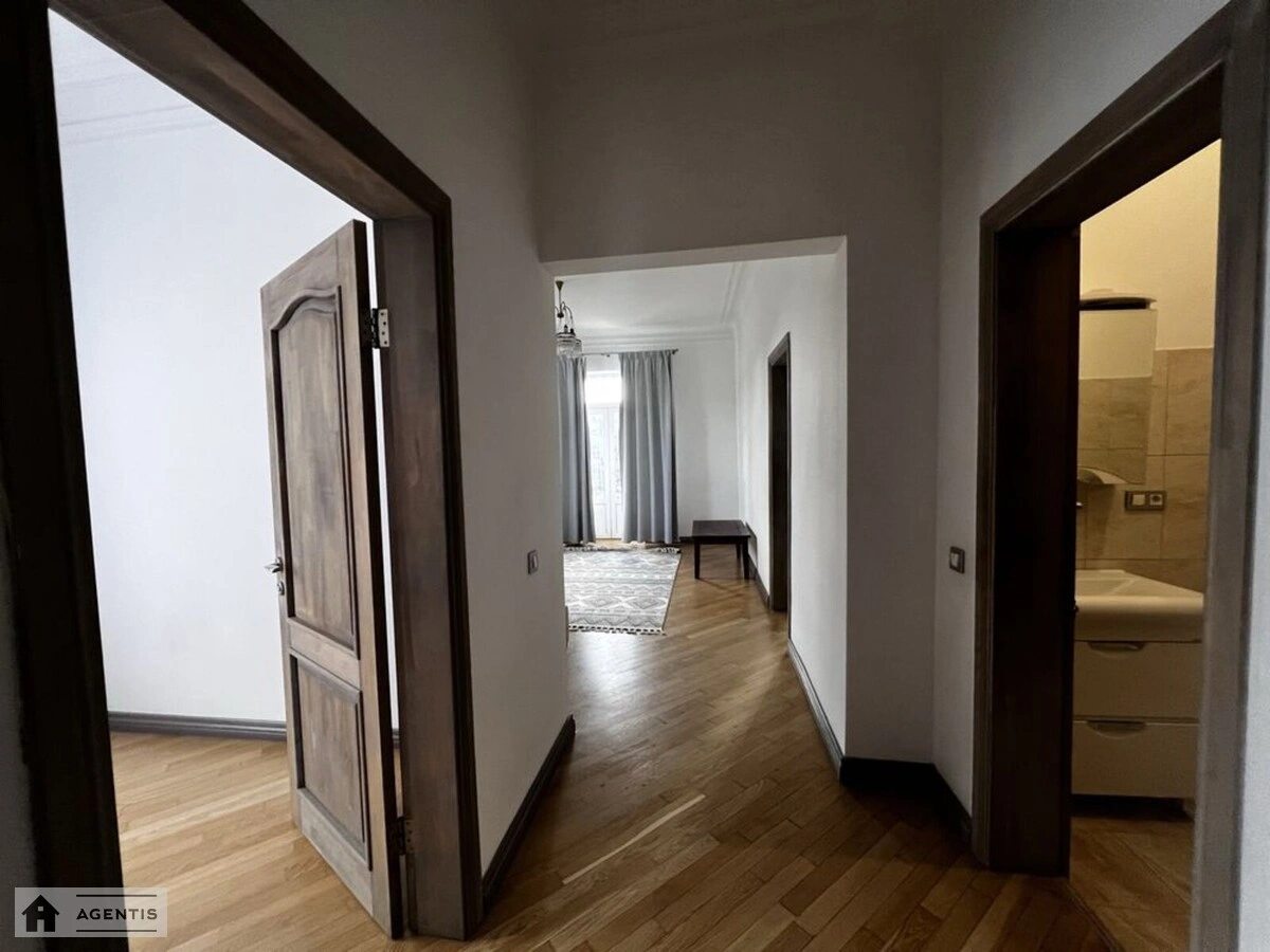 Сдам квартиру 3 комнаты, 80 m², 2 эт./2 этажа. 20, Редутная 20, Киев. 