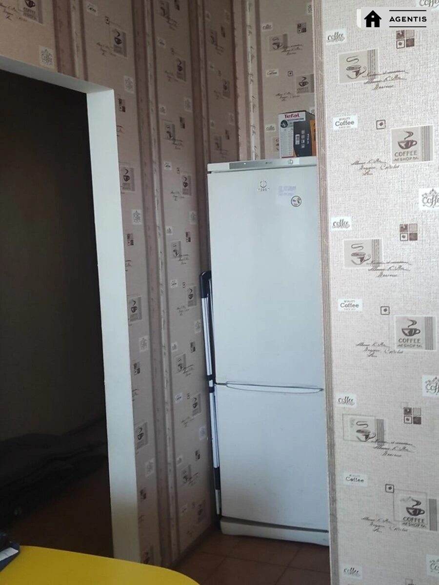 Сдам квартиру 3 комнаты, 94 m², 19 эт./22 этажа. 12, Гната Хоткевича вул. (Червоногвардійська), Киев. 