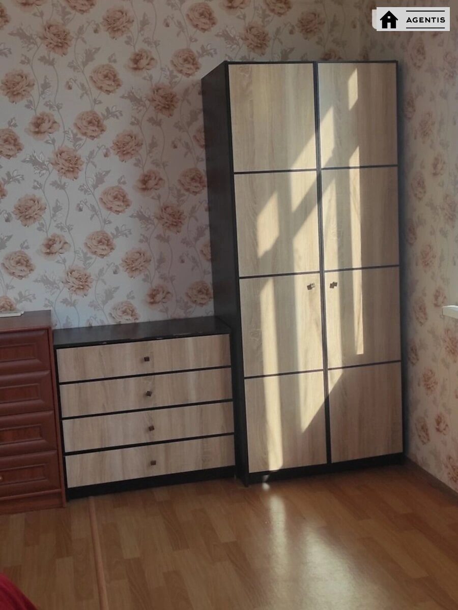 Сдам квартиру 3 комнаты, 94 m², 19 эт./22 этажа. 12, Гната Хоткевича вул. (Червоногвардійська), Киев. 