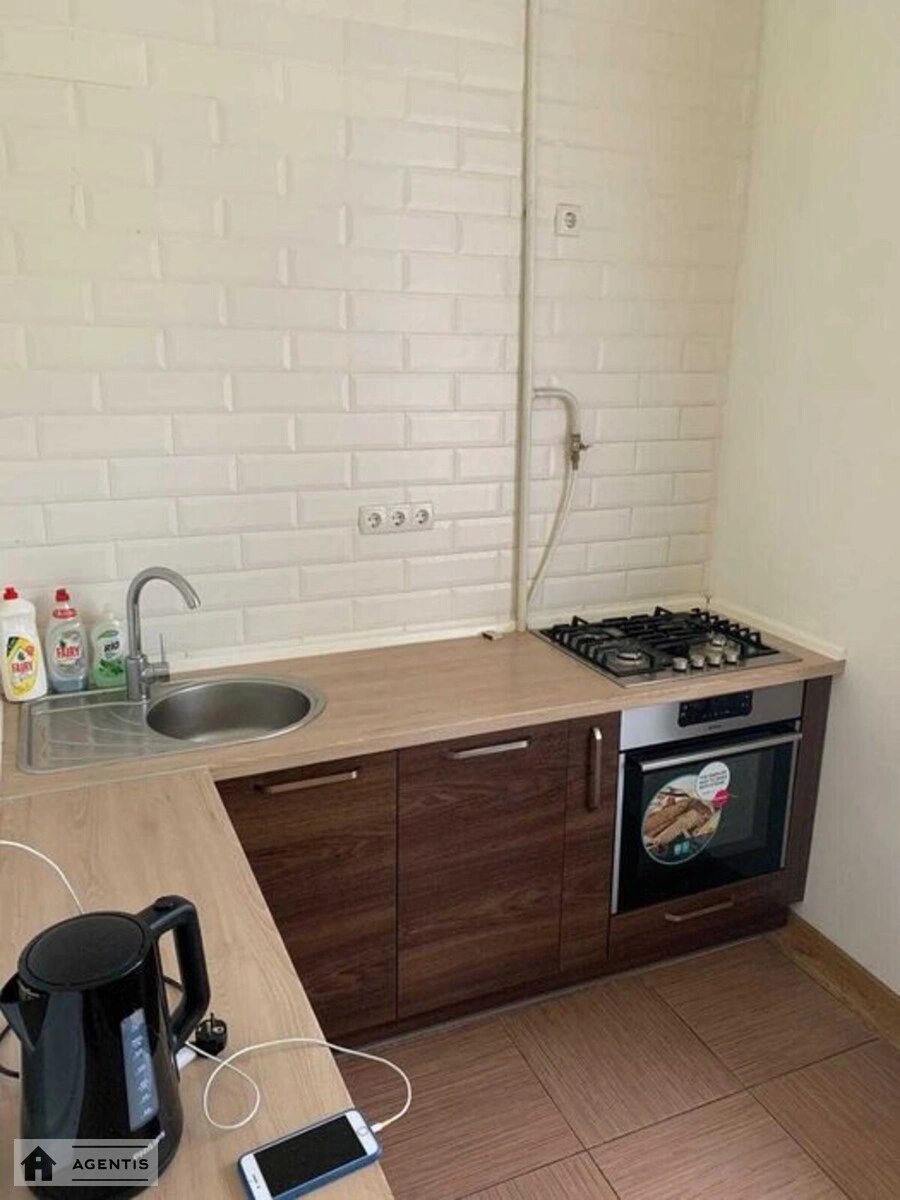 Сдам квартиру 2 комнаты, 67 m², 2 эт./4 этажа. 37, Константинівська вул., Киев. 