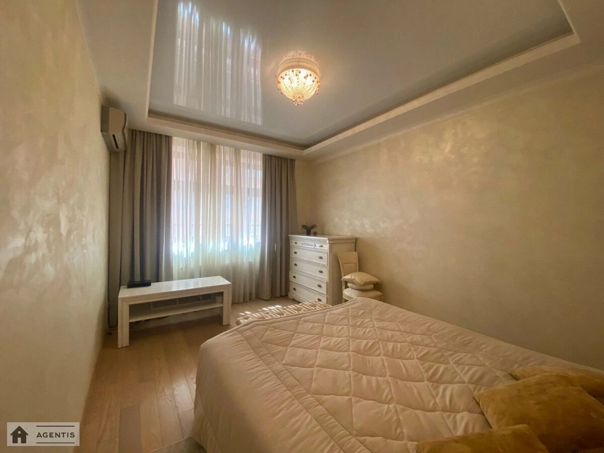 Сдам квартиру 4 комнаты, 160 m², 4 эт./17 этажей. 18, Павловская 18, Киев. 