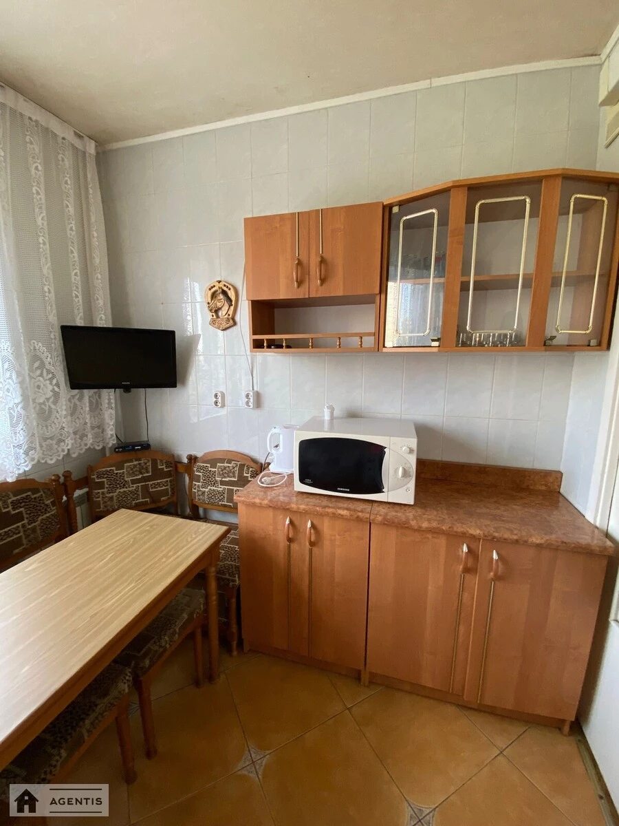 Сдам квартиру 3 комнаты, 68 m², 7 эт./9 этажей. 1, Свободы 1, Киев. 