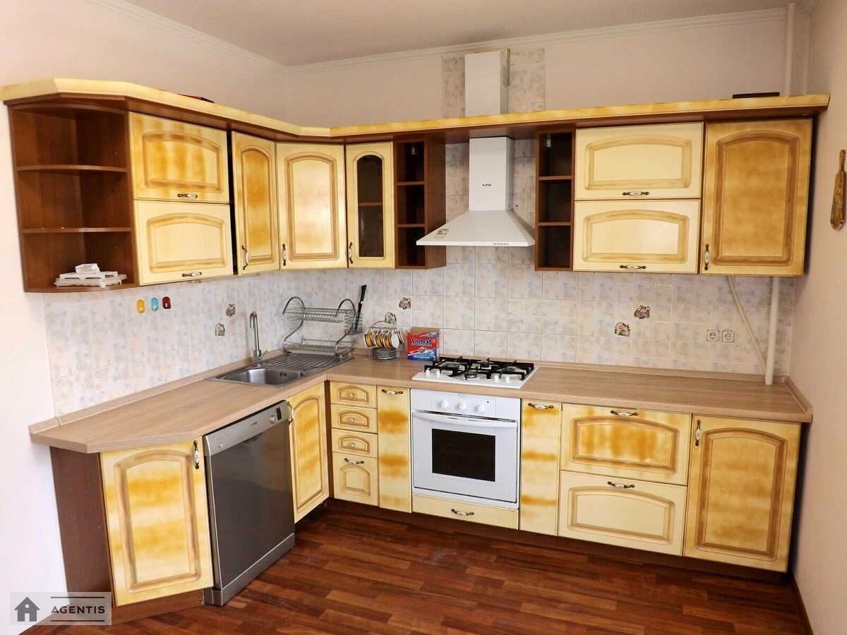 Apartment for rent 3 rooms, 107 m², 4th fl./6 floors. Mykhayla Kotsyubynskoho vul., Kyiv. 