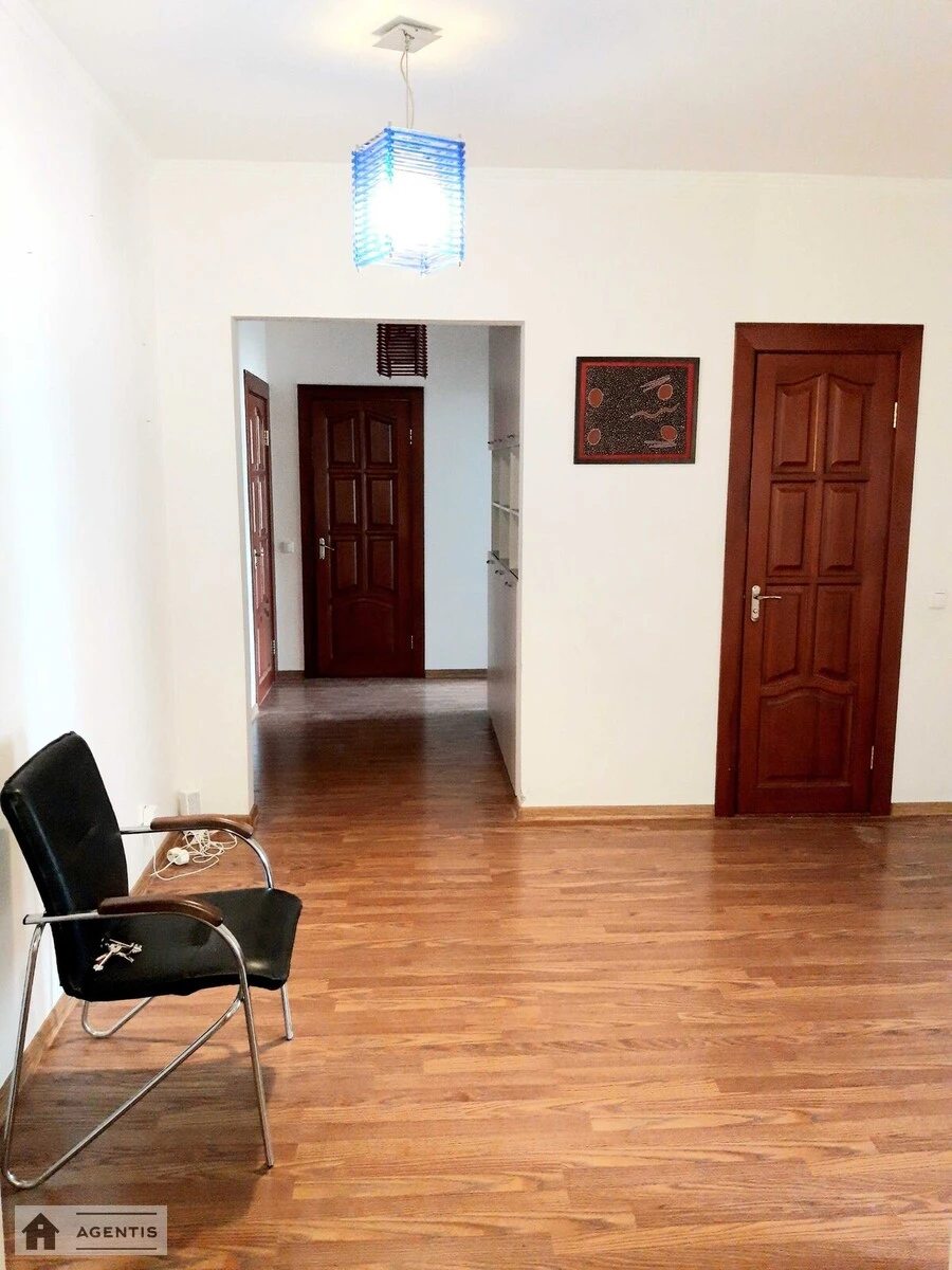 Apartment for rent 3 rooms, 107 m², 4th fl./6 floors. Mykhayla Kotsyubynskoho vul., Kyiv. 