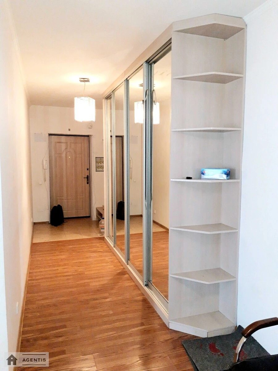 Apartment for rent 3 rooms, 107 m², 4th fl./6 floors. Mykhayla Kotsyubynskoho vul., Kyiv. 