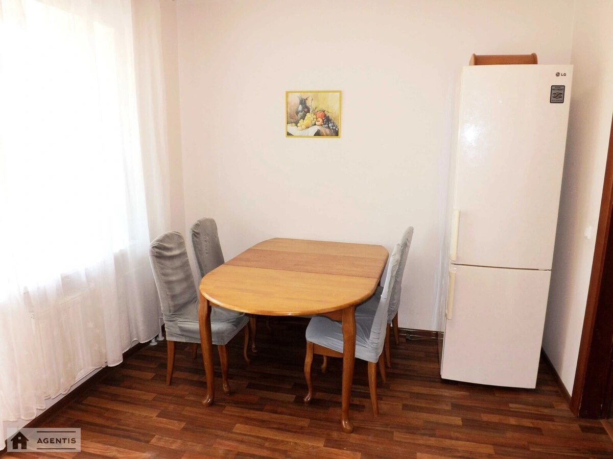 Apartment for rent 3 rooms, 107 m², 4th fl./6 floors. Mykhayla Kotsyubynskoho vul., Kyiv. 