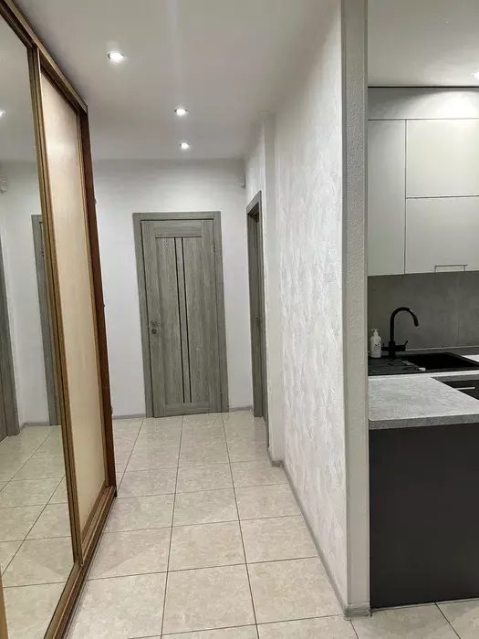 Здам квартиру 3 кімнати, 90 m², 2 пов./5 поверхів. Регенераторна, Київ. 