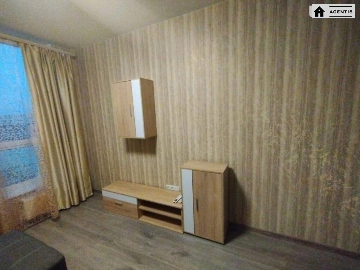 Сдам квартиру 2 комнаты, 62 m², 9 эт./17 этажей. 1, Бердника , Киев. 