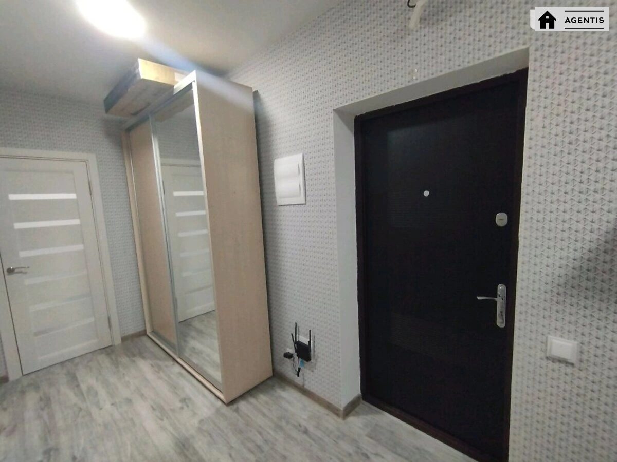 Сдам квартиру 2 комнаты, 62 m², 9 эт./17 этажей. 1, Бердника , Киев. 