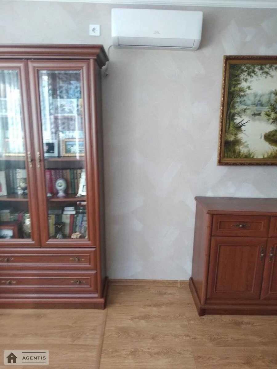 Здам квартиру 1 кімната, 67 m², 6 пов./16 поверхів. 15, Смілянська 15, Київ. 