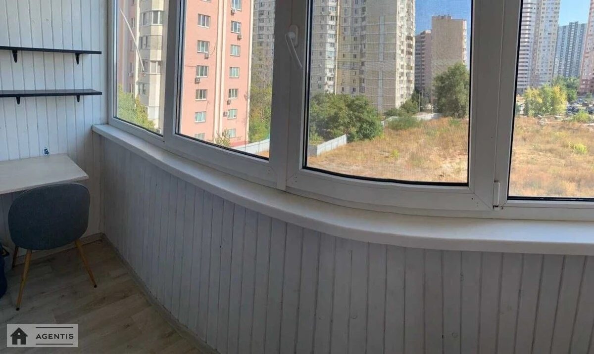 Сдам квартиру 1 комната, 45 m², 4 эт./18 этажей. 7, Соломії Крушельницької вул., Киев. 