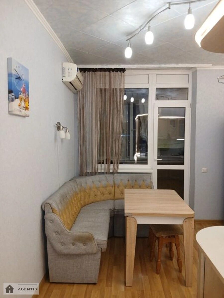 Сдам квартиру 2 комнаты, 79 m², 18 эт./24 этажа. 121, Берестейський просп. (Перемоги), Киев. 