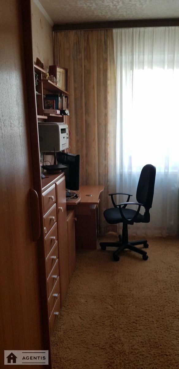 Здам квартиру 3 кімнати, 74 m², 6 пов./12 поверхів. Анни Ахматової вул., Київ. 