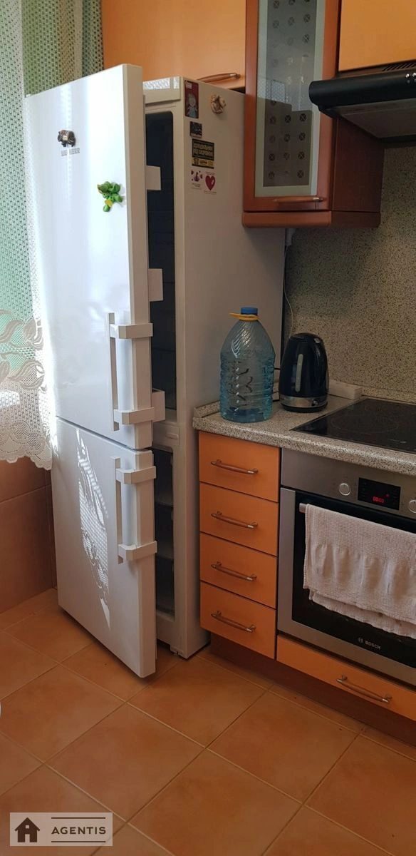 Здам квартиру 3 кімнати, 74 m², 6 пов./12 поверхів. Анни Ахматової вул., Київ. 