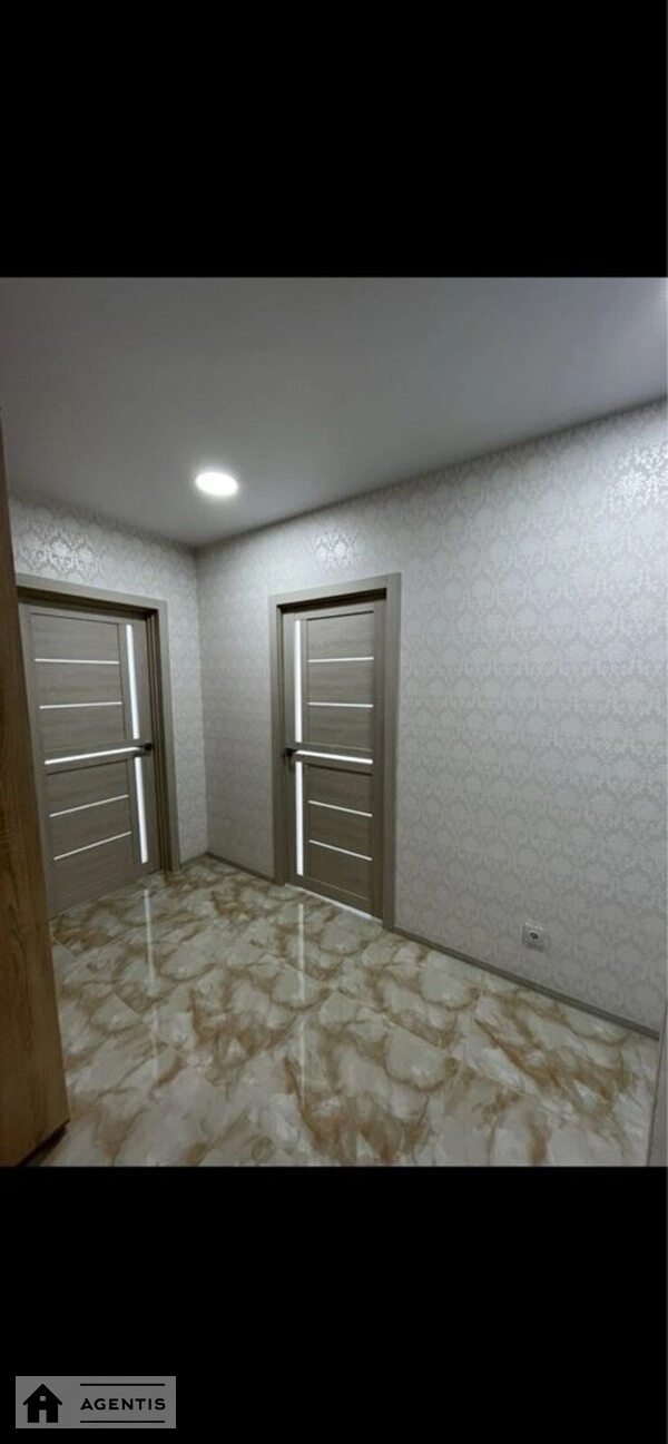 Сдам квартиру 2 комнаты, 55 m², 2 эт./27 этажей. Вишняковская 4, Киев. 