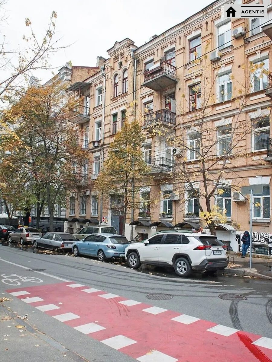 Сдам квартиру 2 комнаты, 60 m², 3 эт./4 этажа. 16, Івана Франка вул., Киев. 