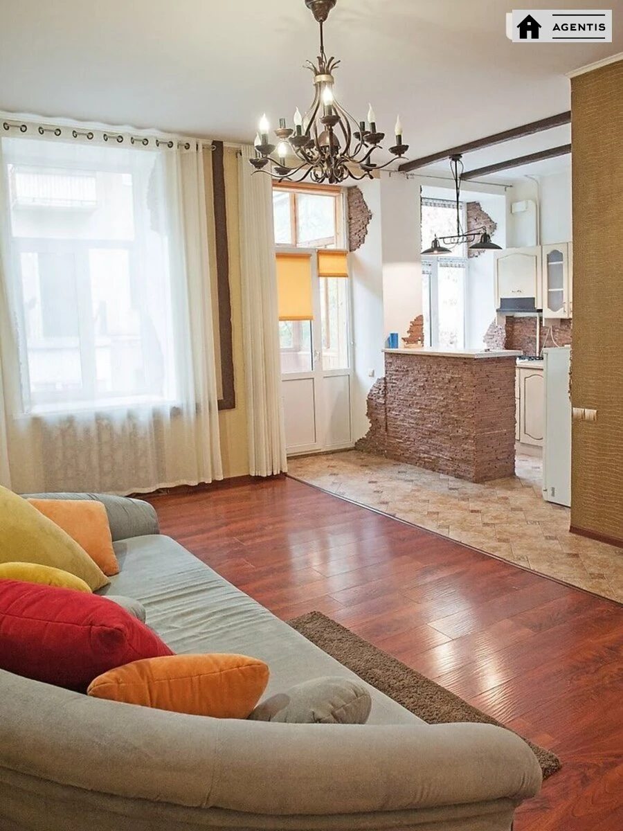 Сдам квартиру 2 комнаты, 60 m², 3 эт./4 этажа. 16, Івана Франка вул., Киев. 