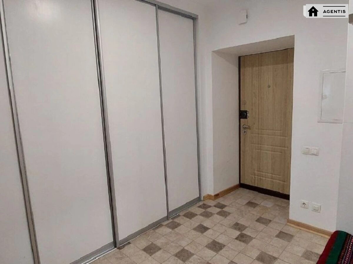 Сдам квартиру 3 комнаты, 90 m², 14 эт./19 этажей. 48, Патріарха Мстислава Скрипника вул. (Миколи Островського), Киев. 