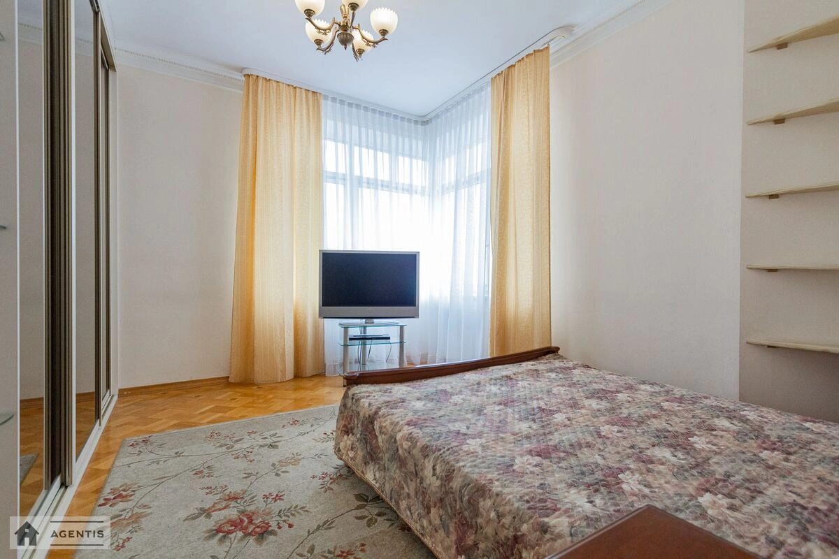 Сдам квартиру 4 комнаты, 154 m², 10 эт./25 этажей. 30, Леси Украинки 30, Киев. 