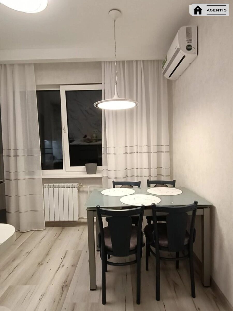 Сдам квартиру 2 комнаты, 55 m², 2 эт./12 этажей. 146, Харьковское 146, Киев. 