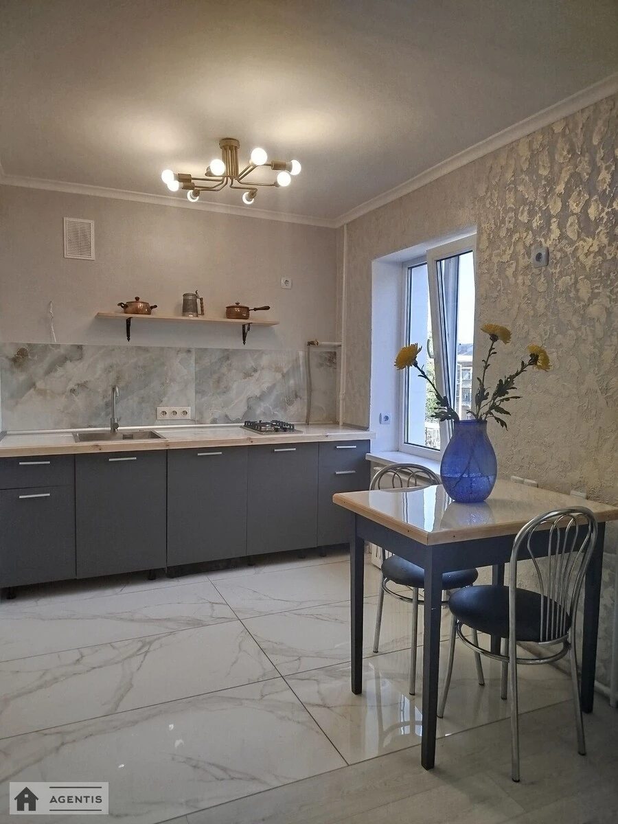 Apartment for rent 1 room, 35 m², 3rd fl./5 floors. Vidradniy, Kyiv. 