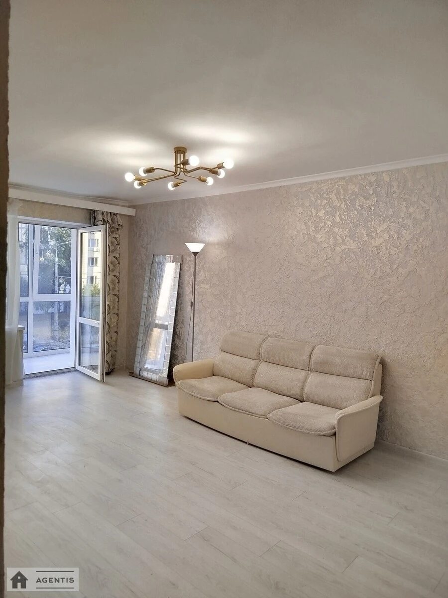 Apartment for rent 1 room, 35 m², 3rd fl./5 floors. Vidradniy, Kyiv. 