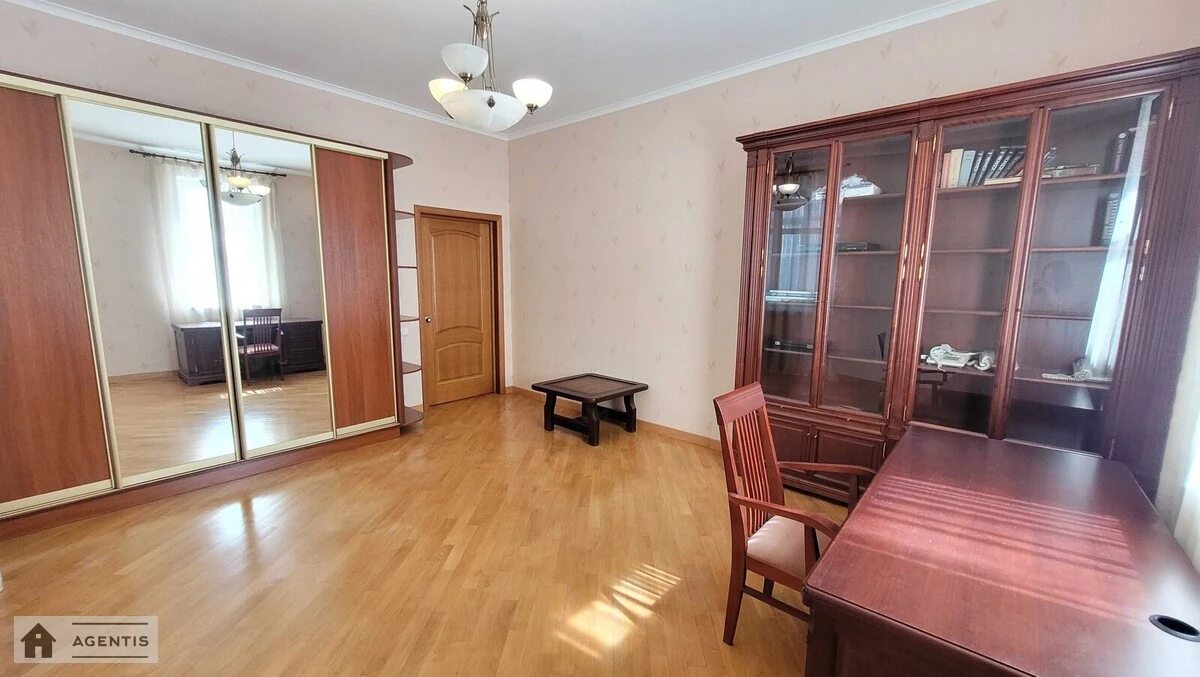 Сдам квартиру 3 комнаты, 129 m², 4 эт./16 этажей. 32, Євгена Коновальця вул. (Щорса), Киев. 